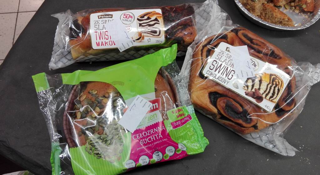 Promotori per la degustazione della pasticceria Penam Praga